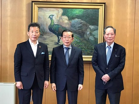 謝長廷・駐日代表（写真中央）、横戸長兵衛・上山市長（左）、松村金栄・丸松物産㈱ 代表取締役会長（右）
