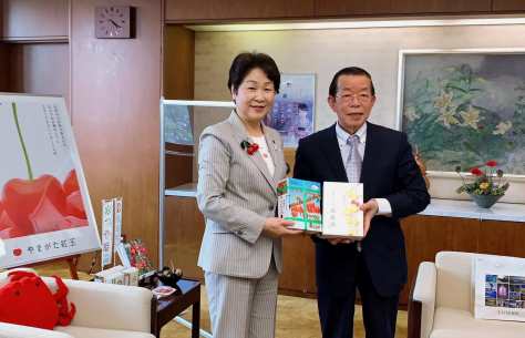 謝長廷・駐日代表（写真右）、吉村美栄子・山形県知事（左）