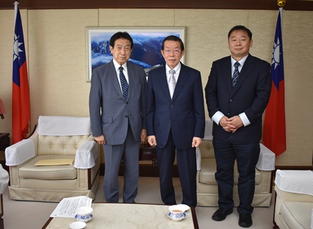 謝長廷・駐日代表（写真中央）、塩崎恭久・「一般財団法人勁草日本イニシアティブ」代表理事/前衆議院議員（左）、大西健丞・「特定非営利活動法人ピースウインズ・ジャパン」代表理事（右）


