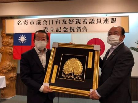 謝長廷・駐日代表（左）、黒井徹・名寄市議会日台友好親善議員連盟会長（右）