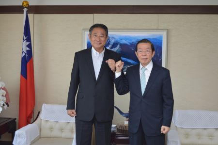 謝長廷・駐日代表（右）、田中良・東京都杉並区長（左）