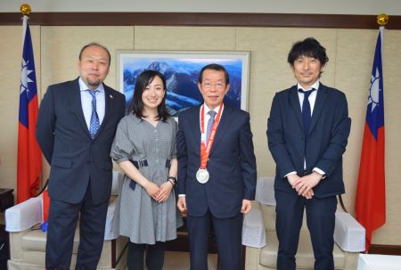 謝長廷・駐日代表（右２）、藤澤五月選手（左２）、荻原代志智・有限会社「萬屋」社長（元軽井沢観光協会副会長）（左１）、山岸慎治・Goolightメディア推進本部部長（右１）