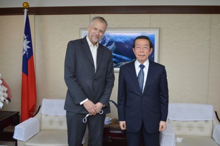 謝長廷・駐日代表（右）、ハイツェ・ジーメルス（Haitze Siemers）駐日欧州連合臨時代理大使（左）