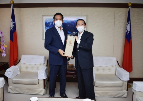 謝長廷・駐日代表（写真右）、中村時広・愛媛県知事（左）

