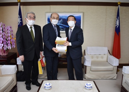 謝長廷・駐日代表（写真右）、新任の「一般財団法人台湾協会」清水一也・理事長（中央）、小椋和平・前理事長（左）
