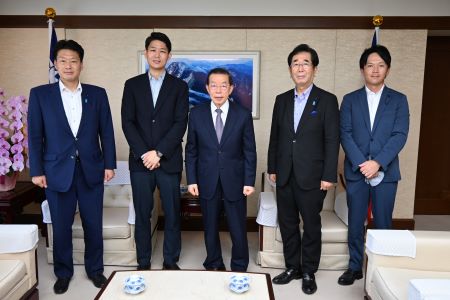 写真右より、畑原勇太・山口県議会議員、島田教明・日台友好促進山口県議会議員連盟会長/山口県議会議員、謝長廷・駐日代表、岸信千世・防衛大臣秘書官、吉田充宏・山口県議会議員