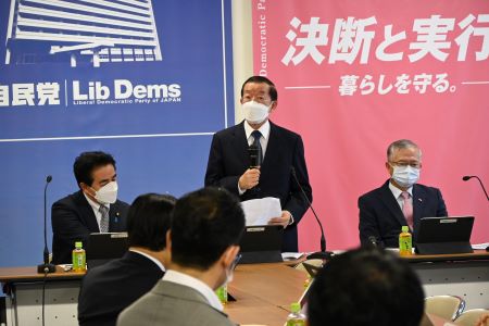 挨拶する謝長廷・駐日代表（中央）と太平洋島嶼国情勢に関して講演した蔡明耀・駐日副代表（右）。写真左は佐藤正久・自民党外交部会会長。