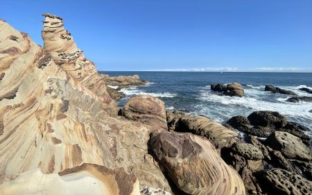 台湾にはジオサイトと呼ばれる地質景観スポットがいくつもあります。中でも波浪浸食地形で知られるのは東北部で、基隆から福隆までの間にいくつかのポイントがあります。この区間は路線バスが走っていることもあり、気軽に訪ねることができます。東北角国家風景区の南雅奇岩はその中でも特に人気のあるスポットです。多くの奇岩怪石が見られます。これは北東季節風がもたらす強風と高波によって浸食されたもので、壮観な眺めとなっています。遊歩道も設けられており、奇岩の数々を間近で観察できます。特にうねり模様が印象的なソフトクリームに似た岩は必見です。青い空と海に映えて、幻想的な光景を作りだしています。大自然の巨大なパワーを感じずにはいられないスポットとなっています。