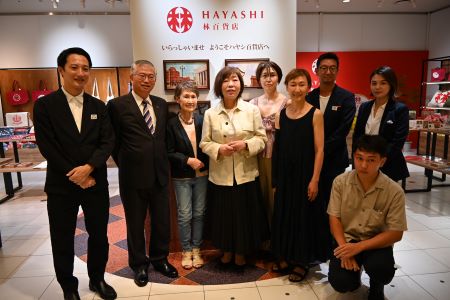 蔡明耀・駐日副代表（左２）、作家の林真理子氏（左４）、「林百貨店」創業者ご子孫の方々と関係者ら