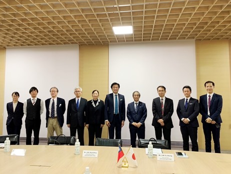 李世丙・駐日副代表（写真右5）は鄒幼涵・駐日代表処顧問（左5）を伴い、名古屋大学に杉山直学長（右4）、門松健司副学長（左4）、佐宗章弘副学長（右3）、同大学の科学技術関連の研究チーム関係者らを訪問した。この訪問を通して、台湾の科学技術外交が紹介され、台日間の科学技術研究機構の協力が強化された。
