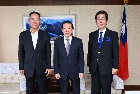 謝長廷・駐日代表（中央）、友田有・自民党山口県支部連合会幹事長（左）、島田教明・日台友好促進山口県議会議員連盟会長（右）