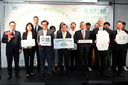 謝長廷・駐日代表（前列中央）、江春男・中華文化総会副会長（前列左３）、王淑芳・台湾文化センター長（後列左２）、鄧之誠・台湾貿易センター東京事務所所長（後列左１）