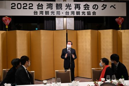 台湾観光局・台湾観光協会による台日旅行業関係者との交流会「2022台湾観光再会の夕べ」に出席し、挨拶する謝長廷・駐日代表