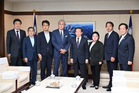 日華議員懇談会（日華懇）の超党派衆参国会議員らが台北駐日経済文化代表処を訪問し、台湾東部地震に対するお見舞いの意を伝達した。
写真左より、木原稔・衆議院議員（日華懇事務局長）、若松謙雄・参議院議員、仁木博文・衆議院議員、古屋圭司・衆議院議員（日華懇会長）、謝長廷・駐日代表、小宮山泰子・衆議院議員、榛葉賀津也・参議院議員、石井章・参議院議員