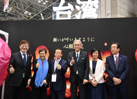 写真左より、林信任・交通部観光局副局長、葉菊蘭・台湾観光協会会長、謝長廷・駐日代表、古屋圭司・日華議員懇談会会長/衆議院議員、花井郁子・日本台湾交流協会総務部長、酒井淳・日本旅行業協会副会長/阪急交通社代表取締役社長