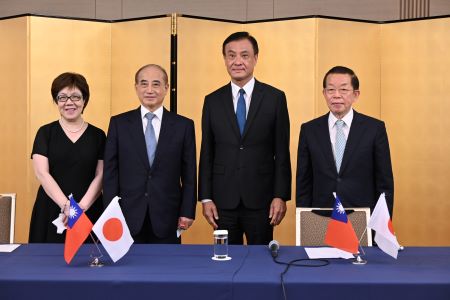 安倍晋三・元首相の国葬参列後の代表団記者会見。写真右より、謝長廷・駐日代表、蘇嘉全・台湾日本関係協会会長、王金平・元立法院長。並びに遺族友人として参列した李安妮・李登輝基金会董事長