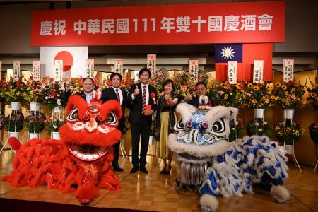 写真右より、上田勇・参議院議員、張淑玲・駐日代表処横浜分処処長、李世丙・駐日副代表、張儀・横浜華僑総会会長、横山正人・日華親善横浜市会議員連盟会長