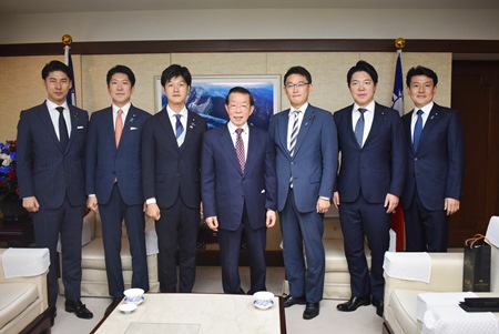 謝長廷・駐日代表（写真 中央）、新体制となった自由民主党青年局幹部一行。鈴木憲和・局長/衆議院議員（左3）、藤原崇・局長代理/衆議院議員（右3）、佐藤啓・局長代理/参議院議員（左2）、中曽根康隆・国際部長/衆議院議員（左1）、山口晋・国際部副部長/衆議院議員（右1）、西野太亮・国際部副部長/衆議院議員（右2）
