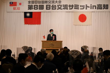 挨拶する李世丙・駐日副代表
