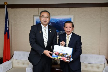 謝長廷・駐日代表（右）、渡辺竜五・新潟県佐渡市長（左）