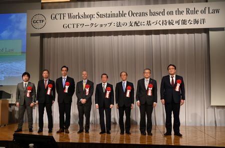 台湾、日本、米国、オーストラリアなどによるGCTF（グローバル協力訓練枠組み）ワークショップ「法の支配に基づく持続可能な海洋」が10月26日に東京都内で開催された。
写真：謝長廷・駐日代表（右４）、谷崎泰明・日本台湾交流協会理事長（右３）、ジャック・ランバート米国在台協会高雄事務所副所長（左４）