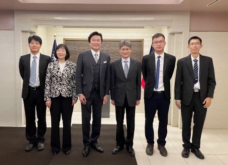 来日した「国家科学及び技術委員会南部サイエンスパーク（國家科學及技術委員會南部科學園區）管理局」の蘇振綱・局長（写真右3）ら一行は10月17日、駐日代表処に李世丙・副代表（左3）、鄒幼涵・顧問（左2）を訪問した。訪問の中で、台日間の科学技術および産業連携について、意見交換を行った。

