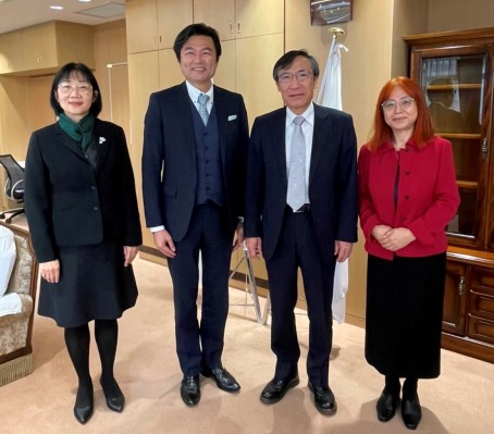 駐日代表処の李世丙・副代表（写真左2）は、鄒幼涵・顧問（左1）、教育部、科技部および駐日大阪弁事処の担当者らを伴い10月27日、北陸先端科学技術大学院大学へ寺野稔学長（写真右2）、永井由香里・副学長（右1）を訪問した。訪問の中で双方は、台日の人材交流について意見交換を行った。
