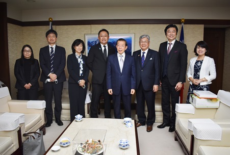 謝長廷・駐日代表（写真右4）、藤縄喜和・鳥取県日台親善協会会長/鳥取県議会議員/前県議会議長（右3）、李世丙・駐日副代表（右2）、松田正・鳥取県議会議員（左4）および鳥取県庁関係者一行ら
