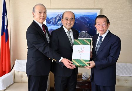写真右より、謝長廷・駐日代表、清水一也・台湾協会理事長、八田修一・台湾協会専務理事