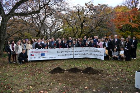 東京大学大学院理学系研究科附属植物園（小石川植物園）で駐日チェコ大使館（EU議長国）、東京大学、NPO法人「育桜会」が主催するウクライナ連帯支援のための桜の記念植樹式に謝長廷・駐日代表（桜苗木の左・前列）が出席した。同植樹式には、海江田万里・衆議院副議長、長浜博行・参議院副議長、藤井輝夫・東京大学総長、マルチン・トムチョ駐日チェコ大使、セルギー・コルスンスキー駐日ウクライナ大使、欧州連合（EU）各国の駐日大使らが出席した。