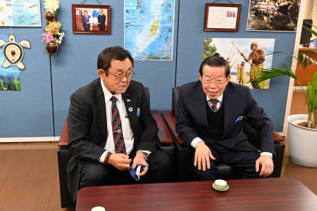 宮城県仙台市のパラオ共和国親善大使連絡事務所を訪問し、岩田直行・パラオ共和国親善大使（産業基盤開発）（写真左）と台湾・パラオ・日本の関係強化について意見交換した謝長廷・駐日代表（右）。