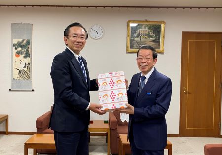 謝長廷・駐日代表（右）、菊地恵一・宮城県議会議長（左）