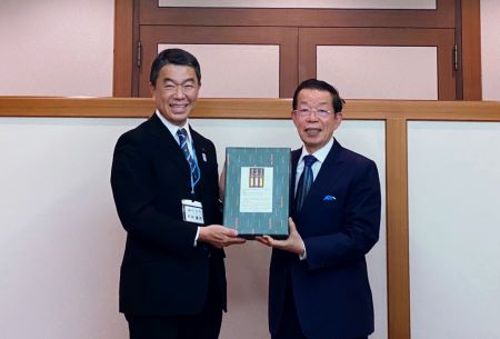 謝長廷・駐日代表（右）、村井嘉浩・宮城県知事（左）