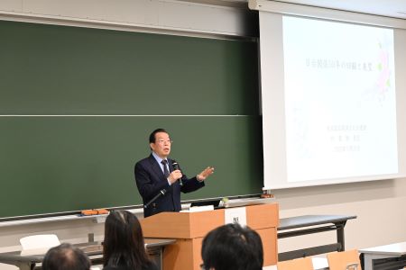 栃木県小山市の白鷗大学で開催された日本法政学会第137回総会及び研究会のシンポジウムで講演する謝長廷・駐日代表