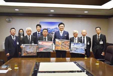 李世丙・駐日副代表（写真右4）、福島県大沼郡金山町議会の五ノ井義一・議長（左5）、黒川廣志・副議長（左3）ら町議会議員一行
