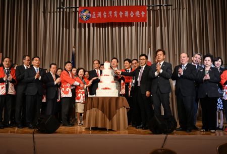 謝長廷・駐日代表（左４）、游錫堃・立法院長（ケーキの左）、童振源・僑務委員会委員長（ケーキの右）、陳五福・亜洲台湾商会聯合総会会長（ケーキの右２）