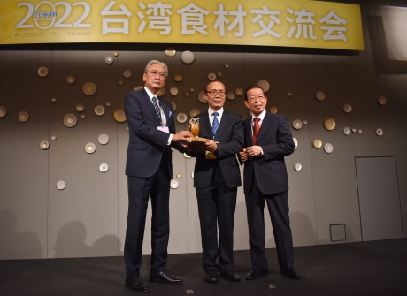 謝長廷・駐日代表は、行政院農業委員会（農委会）と駐日代表処の主催により、都内のホテルで開催された「2022台湾食材交流会」に出席した。交流会では台湾の水産畜産品に対する日本からの支持に感謝するとともに、ハタ（石斑魚）やスズキ（鱸）、パイナップルなど数多くの台湾食材のPRが行われた。写真右から、謝長廷・駐日代表、陳添壽・農委会副主任委員、古屋圭司・日華議員懇談会会長/衆議院議員。
