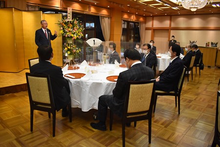 台湾の現状、両岸関係、台日関係などについて講演する蔡明耀・駐日副代表。
衛藤征士郎・日本台湾親善協会会長/衆議院議員（手前テーブル右1）。

