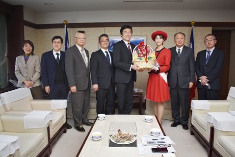 李世丙・駐日副代表（右4）、齋藤直樹・青森県観光国際戦略局次長（左4）、丹代金一・青森県りんご輸出協会理事長（右2）、加川雅人・青森県りんご対策協議会会長（左3）、竹谷保・青森県りんご輸出協会専務理事（右1）、ミスりんごの七海香穂さん（右3）。三村申吾・青森県知事をトップとする代表団が台湾を訪問するのに先立ち、この日、関係者一行が東京の駐日代表処を訪れた。
