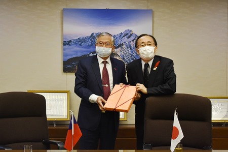 三村申吾・青森県知事（写真右）ら一行は12月23日、東京にある駐日代表処に蔡明耀・駐日副代表（左）を訪問した。訪問の中で、台湾と青森県との今後の教育交流、観光交流、ビジネス交流などについて、意見交換が行われた。三村知事らは12月11日～18日に台湾を訪問し、各地で青森りんごのプロモーションなどの活動を行った。訪台中の12月13日には、長きにわたり台日間の教育交流へ貢献したとして台湾の潘文忠・教育部長（文部科学大臣に相当）から、三村知事へ感謝状が贈られた。
