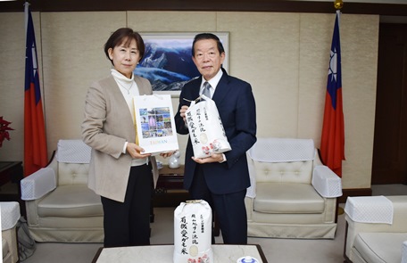 謝長廷・駐日代表（写真右）、難波妙・AMDA理事（左）。日本の岡山県岡山市で設立された「特定非営利活動法人AMDA」は、国際人道支援活動を行っている。設立時の名称は「アジア医師連絡協議会」。台湾の外交部と衛生福利部により設立されたTaiwanIHA(台湾国際医療支援チーム)は2009年にAMDAとMOUを締結し、連携を強化している。
