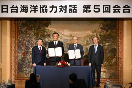 台日海洋協力対話第５回会合で台湾日本関係協会と日本台湾交流協会との間の台日海洋廃棄物の処理に関する協力覚書署名式が開催された。写真左より：謝長廷・駐日代表、蘇嘉全・台湾日本関係協会会長、大橋光夫・日本台湾交流協会会長、谷崎泰明・日本台湾交流協会理事長