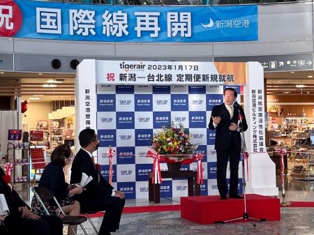 謝長廷・駐日代表（写真右）がタイガーエア台湾「新潟ー台北（桃園）」定期便新規就航式に出席