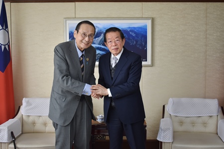 謝長廷・駐日代表（写真右）、藤井孝男・日華親善協会全国連合会会長（左）
