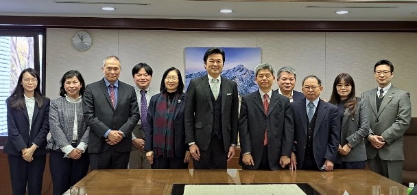 李世丙・駐日副代表（写真中央）、鄒幼涵・駐日代表処顧問（左5）、黄野銀介・台湾科学技術協会理事長（右5）。来訪した一行は、台日科学技術交流のさらなる発展に向け、シンポジウム、講演会、会員大会などの開催といった今年度の活動予定と計画について説明した。

