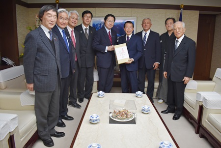 謝長廷・駐日代表（写真右4）、衛藤征士郎・日本台湾親善協会会長/衆議院議員（右5）ら役員一行
