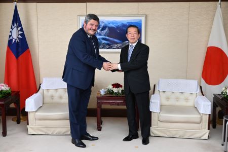 謝長廷・駐日代表（右）、マヌエル・エストゥアルド・ロルダン・バリジャス駐日グアテマラ大使（左）