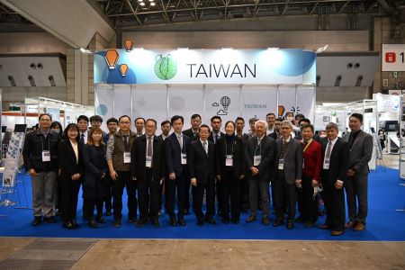 謝長廷・駐日代表（写真前列右７）、鄒幼涵・駐日代表処顧問（前列右６）、荘天明・中央研究員物理研究所副研究員（前列右８）並びに「nano tech 2023」台湾パビリオンの出展者ら
