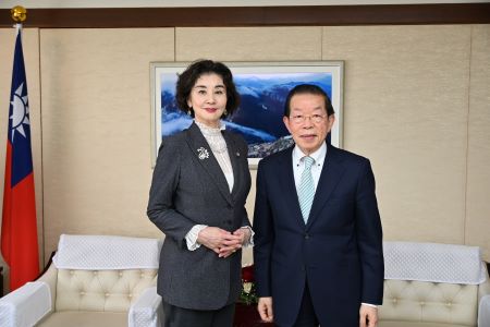 謝長廷・駐日代表（右）、石井苗子・参議院議員（左）