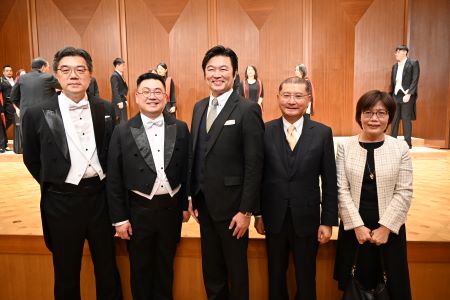 李世丙・駐日副代表（写真中央）、古育仲・台北愛楽室内合唱団指揮者（左２）、李詩欽・台北愛楽文教基金会董事長（右２）、王淑芳・台湾文化センター長（右１）